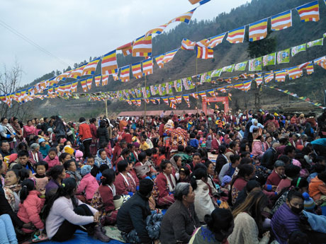 མོན་ཇོ་ནང་དགོན་པར་རིས་མེད་སྨོན་ལམ་ཆེན་མོ་འཚོགས་པ།