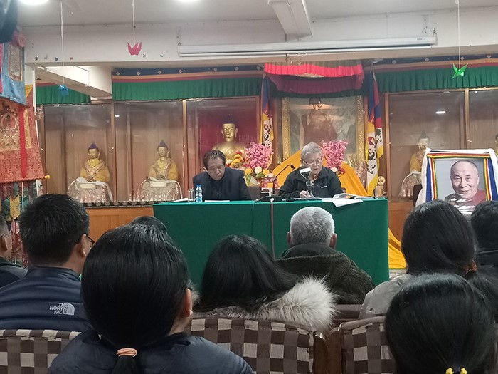 བོད་ཀྱི་གསོ་རིག་བདག་དབང་ལ་ཁ་ཡ་བྱེད་བཞིན་པར་མཐའ་གཅིག་ཏུ་ངོ་རྒོལ་ཡོད།